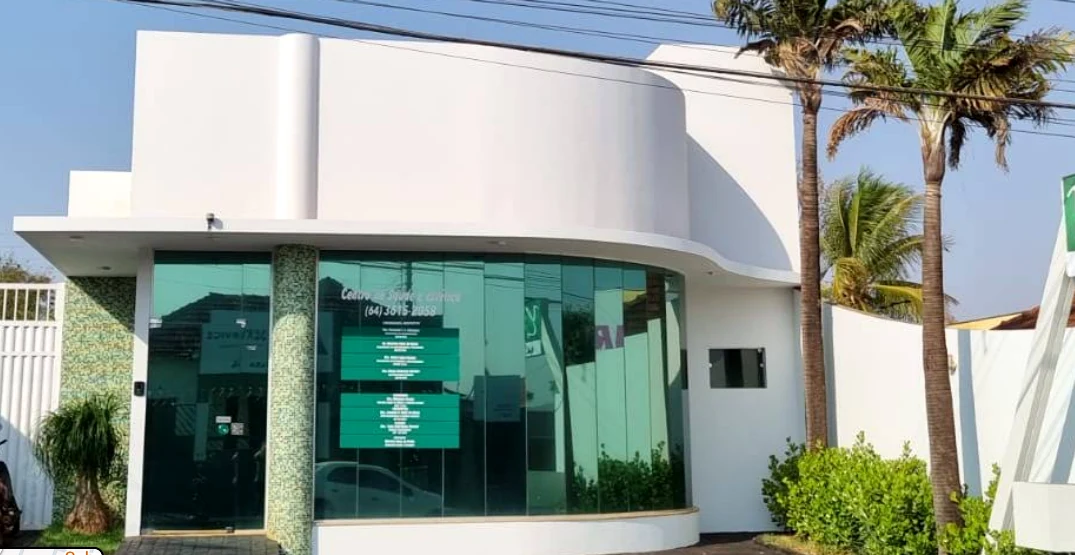 Fachada do prédio onde fica o consultório, no Centro de Quirinópolis